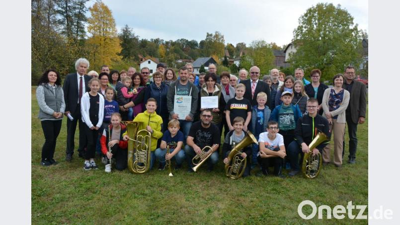 Nach dem zweiten Platz vor drei Jahren siegte dieses Mal Maiersreuth im Kreiswettbewerb „Unser Dorf hat Zukunft – unser Dorf soll schönen werden“ und vertritt dem Landkreis im kommenden Jahr auf Bezirksebene. Landrat Wolfgang Lippert (links), sowie die beiden Kreisfachberater Harald Schlöger und Manuela Pappenberger (von rechts) gratulierten. Bild: jr