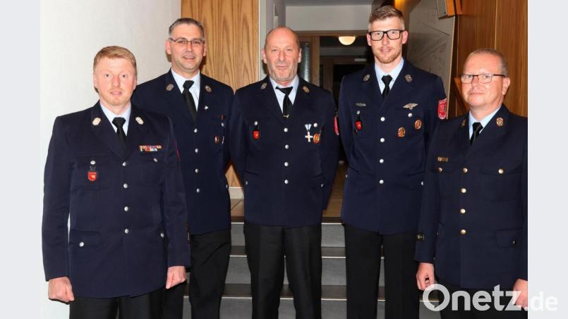 Ehrungen für Jubilare im aktiven Dienst (von links): Kommandant Jürgen Schloß, Markus Weber, Norbert Weber, Florian Kaufmann und Kreisbrandinspektor Christof Strobl. Bild: mfh