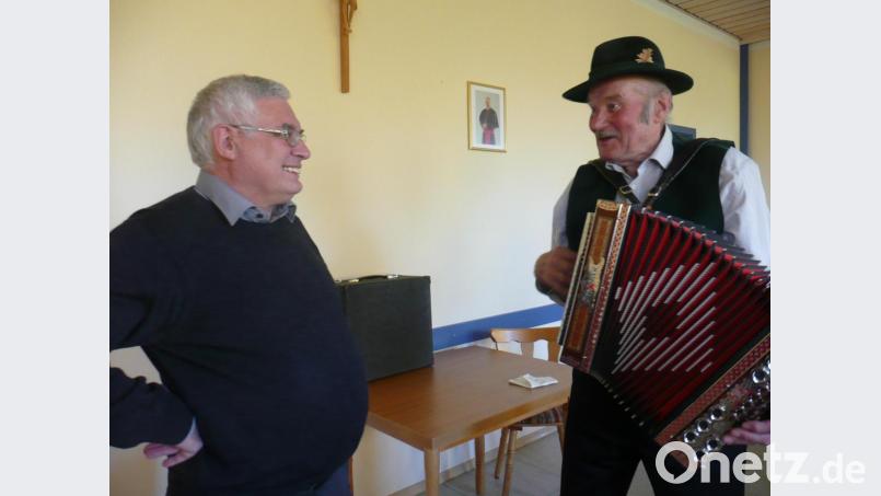 "Auhofbauer" Karl Schreiner bezog auch Pfarrer Eugen Wismeth in seine Darbietungen mit ein. Bild: Leibl, Waltraud