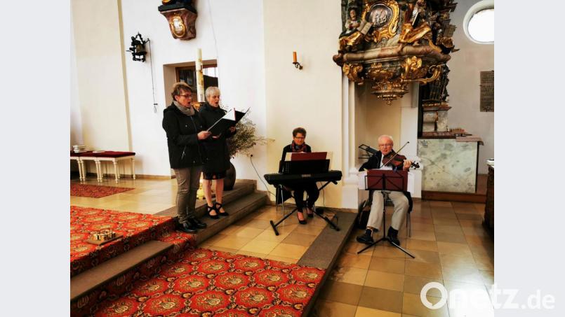 Den Dankgottesdienst mit Musik und Gesang umrahmten (von rechts) Willibald Wirth mit den Ehejubilarinnen Martina Brenner, Angelika Wild und Monika Lindner. Bild: gz