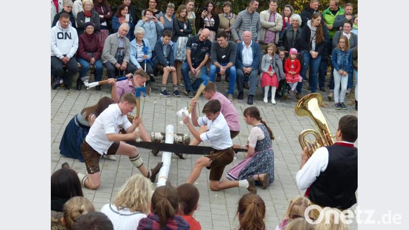 Der Umgang mit Beil und Säge will geübt sein. Bild: hme