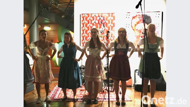 Dirndl-Power für Europa: Die Kuhl Voices singen Vogelhochzeit und Freddie Mercury. Bild: phs