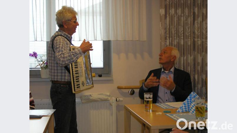 Beim lustigen Sketch von Musiker Klaus Putzer (links) war auch Bürgermeister Peter König (rechts) als Mitwirkender gefordert. Bild: öt
