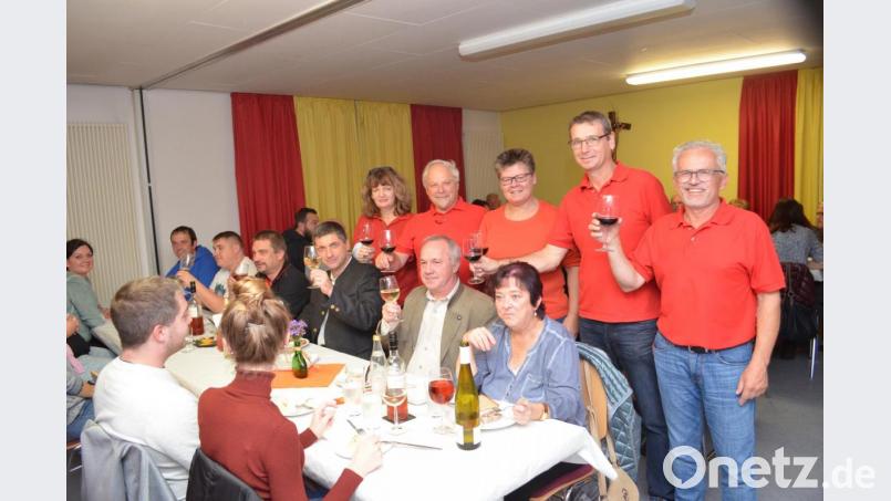 Bunter Besuch beim Weinfest der SPD. Auch der politische Gegner ließ es sich nicht nehmen, vorbeizuschauen. Bild: fz