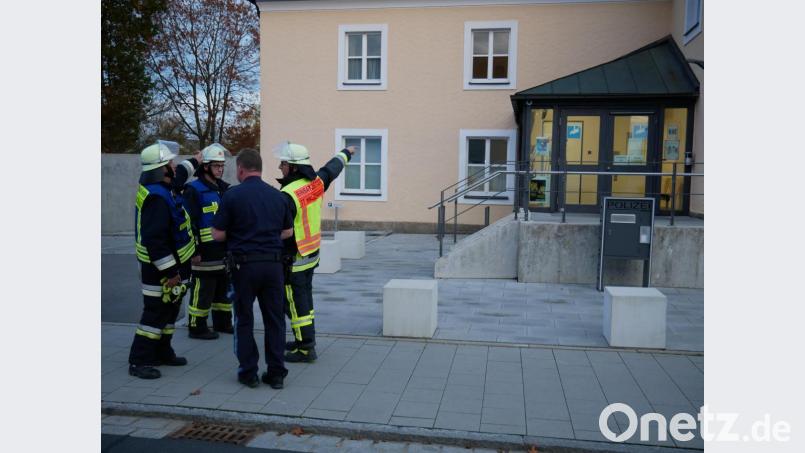 Die Feuerwehreinsatzkräfte werden von Polizeihauptkommissar Alexander Wächter und Einsatzleiter Tobias Tippmann in die Lage eingewiesen. Bild: hmr
