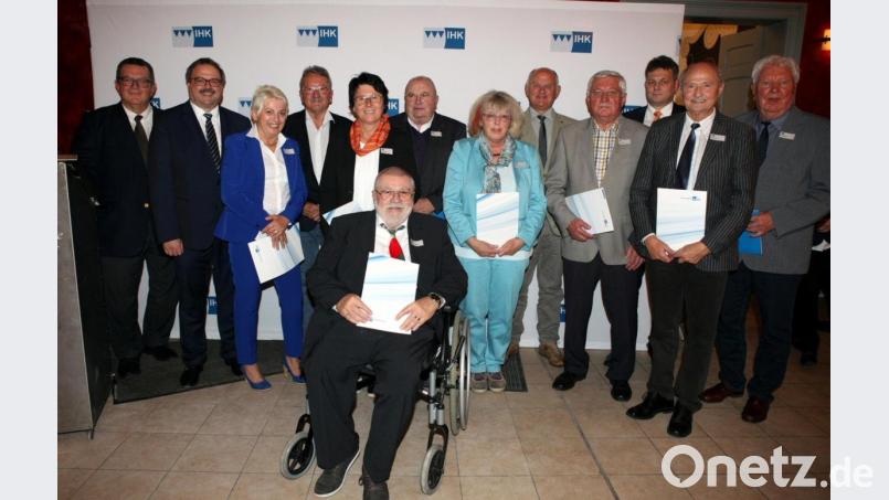 Dank sagte die IHK an ehrenamtliche Prüfer. Das Bild zeigt (von links) Bernd Rehorz (IHK-Bereichsleiter Berufliche Bildung), Peter Meyer (Bezirk Oberfranken), Andrea Völker (Selb), Roland Schöffel (stellvertretender Landrat Wunsiedel), Karin Neidhardt (Hohenberg), Alfred Konheiser (Marktredwitz), Ottmar Zötzl (Kirchenlamitz), Ingrid Stephan (Marktredwitz), Dieter Schmidt (Selb), Peter Unglaub (Nagel), Andreas Summerer (Schönwald), Adolf Zötzl (Kirchenlamitz) und Edgar Steffan (Weißenstadt). Bild: IHK/exb