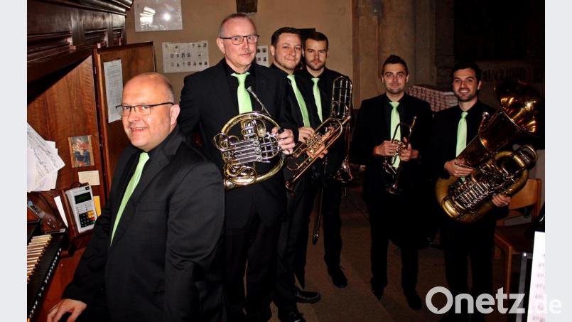 Organist Walter Thurn und die fünf Musiker von &quot;NOpf Brass&quot; gestalten einen unterhaltsamen Konzertabend. Bild: R. Kreuzer