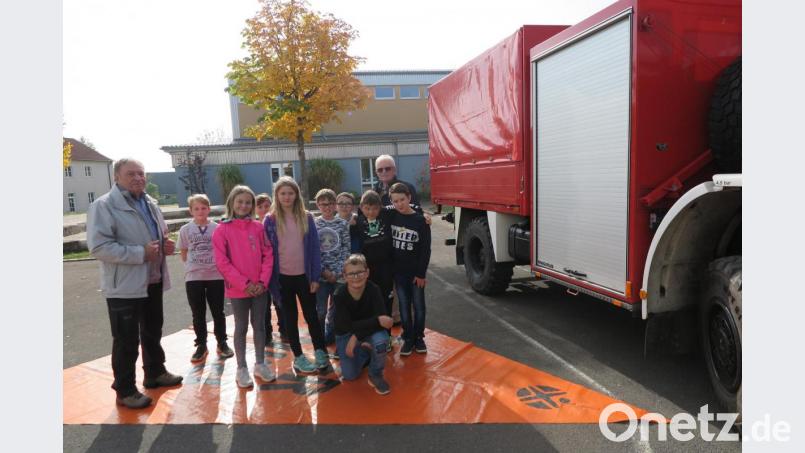 „Wenn ihr im Toten Winkel seid, kann euch der Fahrer nicht sehen“, warnten Franz Zetlmeisl (links) und Josef Krauß (hinten rechts) die Fünftklässler. Bild: jzk