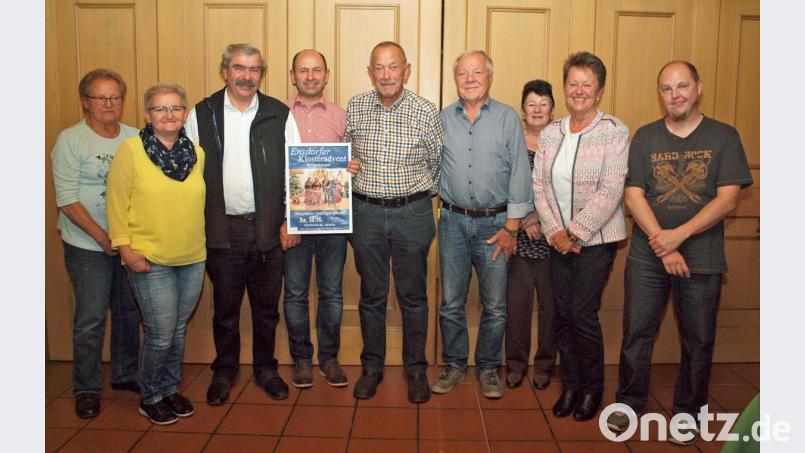 Vorsitzender Reinhard Ott (Dritter von links) mit den Vorstandsmitgliedern Ottilie Blank, Gerlinde Hafenbradl, Hans Ram, Erich Brem, Karl-Heinz Ruzok, Rita Brem-Wittmann, Rita Thomas und Daniel Berner (von links). Bild: sön