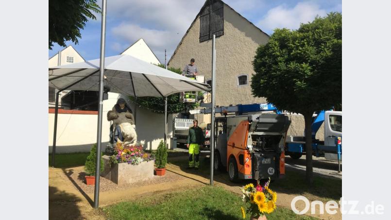 Jonas Wurzer (rechts) und Stefan Wiesmeth vom Bauhof der Stadt Vilseck reinigen die Dachplane der Pieta in der Froschau. Bild: Stefanie Gradl