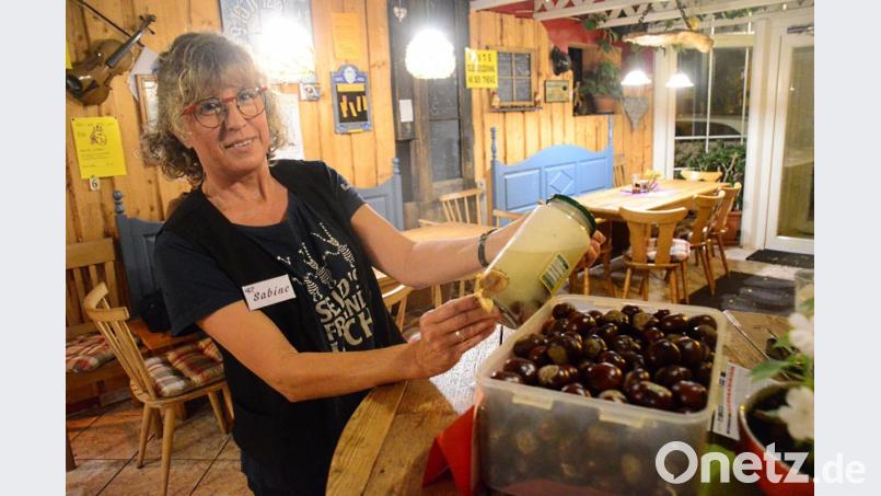 Sabine Mende wäscht mit Kastanienwasser ihre Wäsche. Bild: Kunz