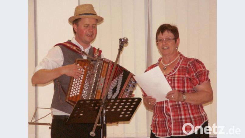Auch Pfarrer Stefan Wagner und Christine Schmid trugen zur Erheiterung der Oktoberfest-Gäste bei. Bild: agr