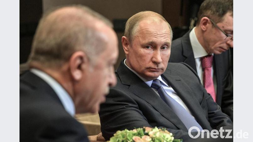 Wladimir Putin (Mitte), Präsident von Russland, hat mit Recep Tayyip Erdogan, Staatspräsident der Türkei (links), verhandelt, wie es in Nordsyrien weitergehen soll. Bild: Kreml/dpa