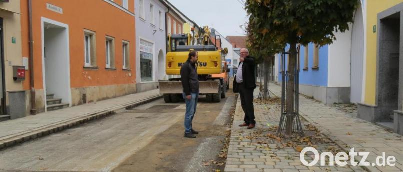 Es ist angerichtet in der Bahnhofstraße: Heute und am Freitag wird asphaltiert. Voraussichtlich ab Freitagmittag kann der Verkehr wieder rollen. Das freut sicherlich nicht nur Bürgermeister Heinz Weigl (rechts) und Stefan Pronold vom städtischen Bauamt. Bild: Köppl