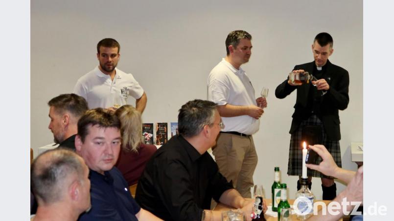 Höhepunkt des Whisky-Weekends war das Tasting mit Priester Wolfgang Rothe (rechts) , der sich als wahrer Kenner der schottischen Whiskys entpuppte. Bild: ads