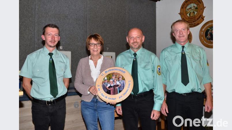 Zum zweiten Mal kann sich Schützenmeister Johannes Zeug (Zweiter von rechts) vom Schützenverein &quot;Enzian&quot; über den Sieg der von Bürgermeisterin Margit Kirzinger (Zweite von links) gestifteten Marktscheibe gemeinsam mit seinen beiden Sportleitern, Rudi Hirschmann (links) und Karlheinz Hagner (rechts) freuen. Bild: fjo