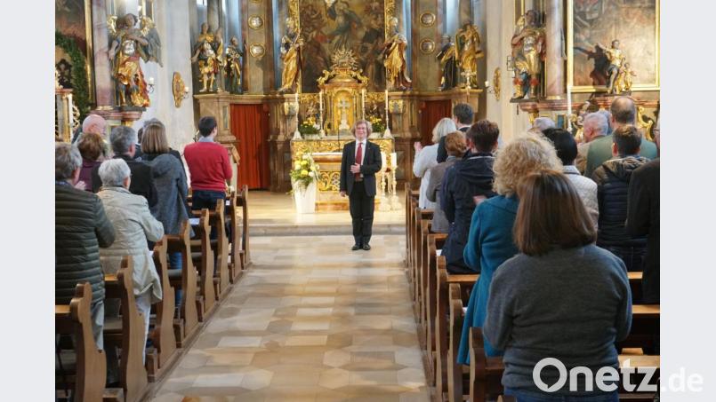 Wolfgang Kraus überzeugte an der Sandtner Orgel in der St. Michael Kirche in Wolfring.
Verdienter Lohn für den Künstler waren die stehenden Ovationen der Zuhörer. Bild: nib