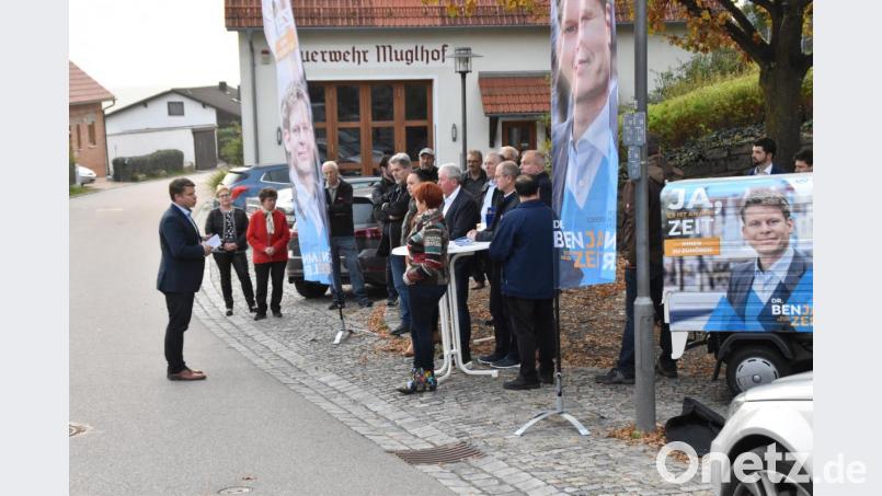 Auf dem Platz vor dem Feuerwehrhaus in Muglhof hörte sich OB-Kandidat Benjamin Zeitler die Probleme der Bürger an. Bild: hcz