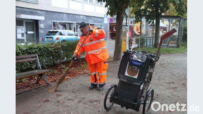 Unter den Parkbänken wird gefegt. Unterwegs mit Marcus Drechsler, Weidener Handreiniger. Bild: olr