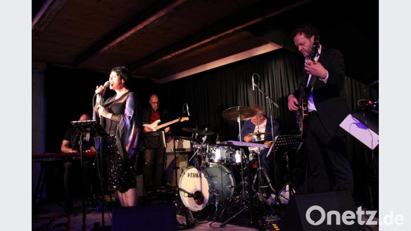 Unvergessene Hits der &quot;Queen of Soul&quot; Aretha Franklin singt die Regensburger Sängerin Steffi Denk in einem mitreißenden Konzert auf dem Schafferhof. Begleitet wird sie dabei von hochkarätigen Musikern und Sängerinnen. Bild: prh