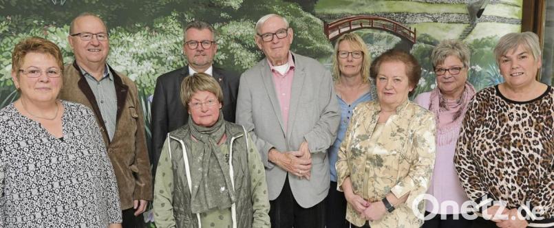 Der scheidende Ortsvorsitzender wünscht seinem Nachfolger und dem neuen Vorstand viel Erfolg: Von links Irmtraut Engelhardt, Johann Ludwig, Bürgermeister Michael Göth, Margit Schulz, Herbert Göth, Brigitte Riederer, Kreisvorsitzende Marianne Kies-Baldasty, Karin Hetz und Marita Vetter. wsb Wolfgang Steinbacher