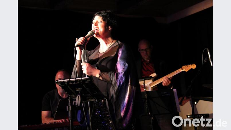 Unvergessene Hits der &quot;Queen of Soul&quot;, Aretha Franklin, singt die Regensburger Sängerin Steffi Denk in einem mitreißenden Konzert auf dem Schafferhof. Begleitet wird sie dabei von hochkarätigen Musikern und Sängerinnen. Bild: prh