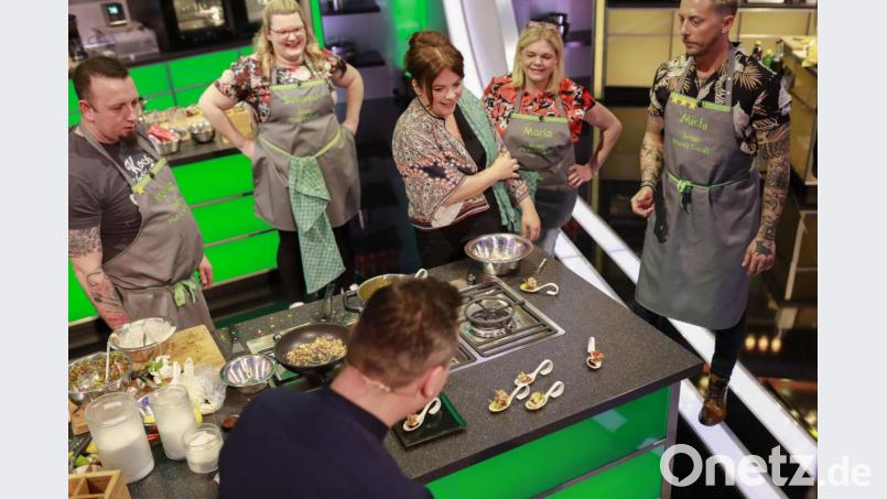 Maria Frank (Zweite von rechts) mit Teamchefin Maria Groß (Dritte von rechts) und ihren Teamkollegen. Die Pullenreutherin ist zu sehen bei &quot;The Taste&quot; – immer mittwochs, 20.15 Uhr, in Sat.1. Bild: SAT.1/Benedikt Müller