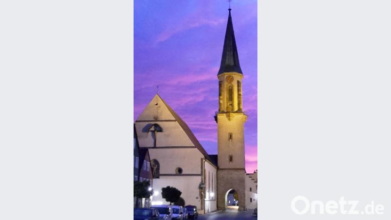 Die &quot;blaue Stunde&quot; in Kemnath: Lila-blau färbte sich der Himmel im Osten kurz vor Sonnenaufgang und rückte die Stadtpfarrkirche Mariä Himmelfahrt somit &quot;ins rechte Licht&quot;. Bild: mng