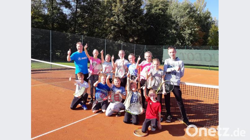 Die Teilnehmer der Kinder-Olympiade des Tennisclubs mit den Trainern Mario Hartung (links) und Felix Hartung (rechts). Bild: tu