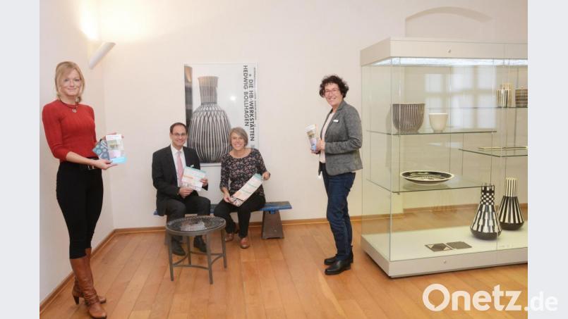 Stephanie Forster (Volksbank Raiffeisenbank Nordoberpfalz), Robert Stahl (Sparkasse Oberpfalz Nord) Irene Fritz von der Jugendkunstschule Weiden und Museumsleiterin Stefanie Dietz (von links) stellen das neue Museumsprogramm für Kinder und Jugendliche vor. Bild: Gabi Schönberger