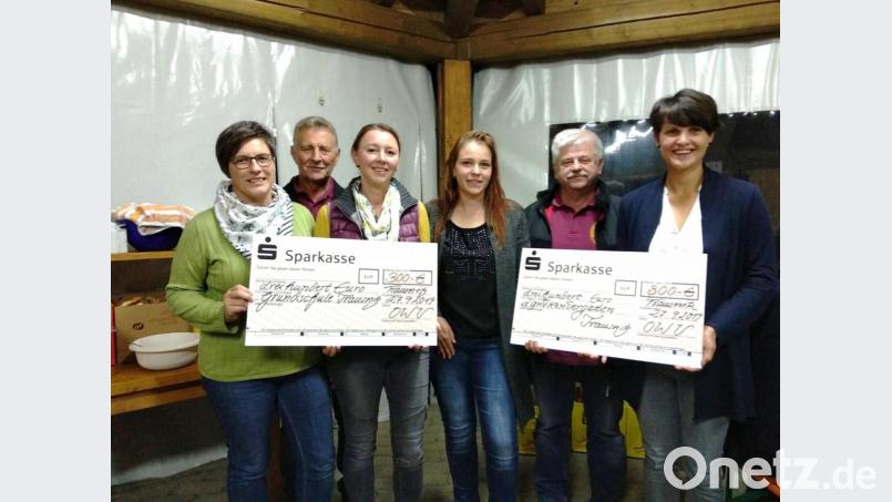 Zum Backofenjubiläum spendet der Wald- und Verschönerungsverein je 300 Euro an die Grundschule und den Landkindergarten. Walter Jäckel (Zweiter von links) und Helmut Zimmerer (Zweiter von rechts) übergaben die Spende an die Elternbeiräte. Bild: bnr