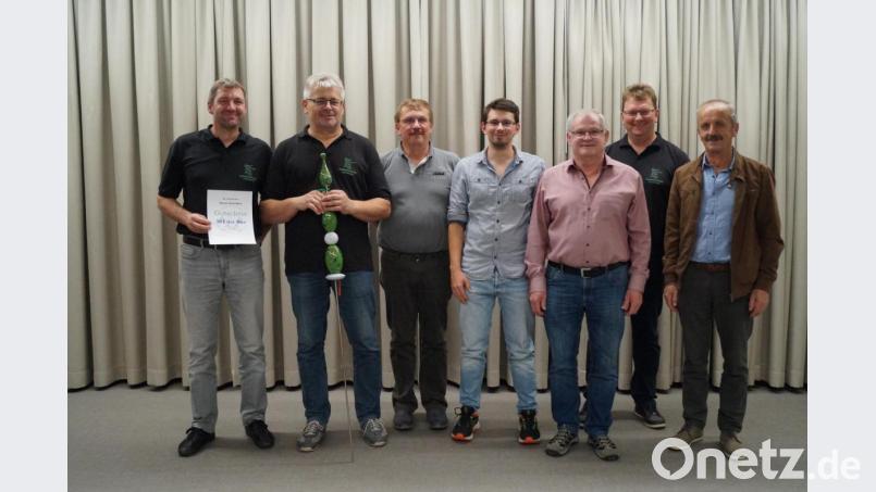 Den Erstplatzierten beim Kirwa-Gans- und Kirwa-Preise-Schießen überreichten (von rechts) Bürgermeister Hubert Zwack und Schützenmeister Helmut Meier die Preise. Bild: sgs