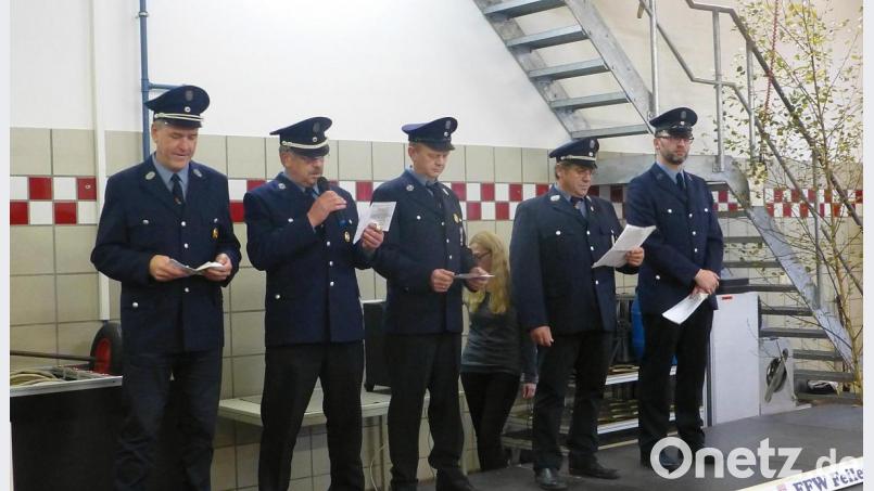 Bevor die Kameraden der Pressather Feuerwehr die Patenschaft annehmen, müssen die Bittsteller der Feuerwehr Feilersdorf-Grub-Bärnwinkel zuerst einmal einige Aufgaben erledigen. Bild: jma