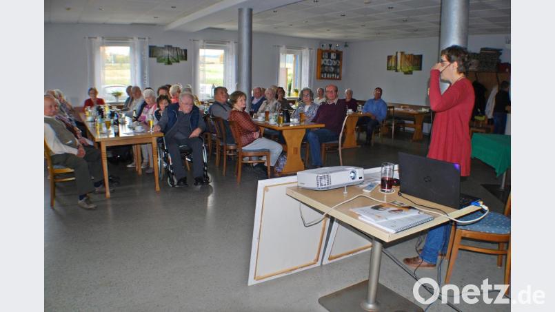 Beim Senioren-Kaffeekränzchen im Gasthof &quot;Zum Tillenblick&quot; stellte Beate Ott (rechts) die Schritte zum Modellprojekt &quot;Generationenfreundliche Kommune&quot; vor. Bild: enz