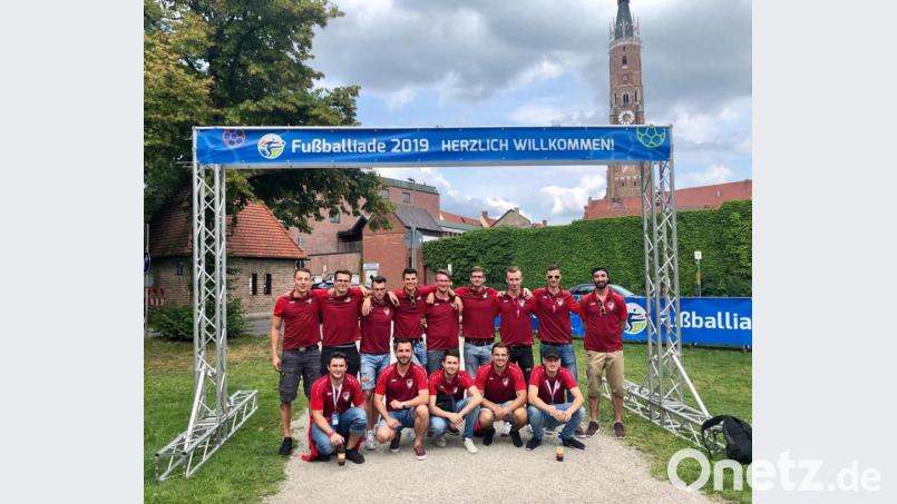 Zum Turnier nach Landshut bei der Fußballiade sind nicht nur Alexander Brandl und Fabian Vlad gefahren, sondern gleich die ganze Fußballmannschaft des ATSV Pirkensee-Ponholz. Bild: exb