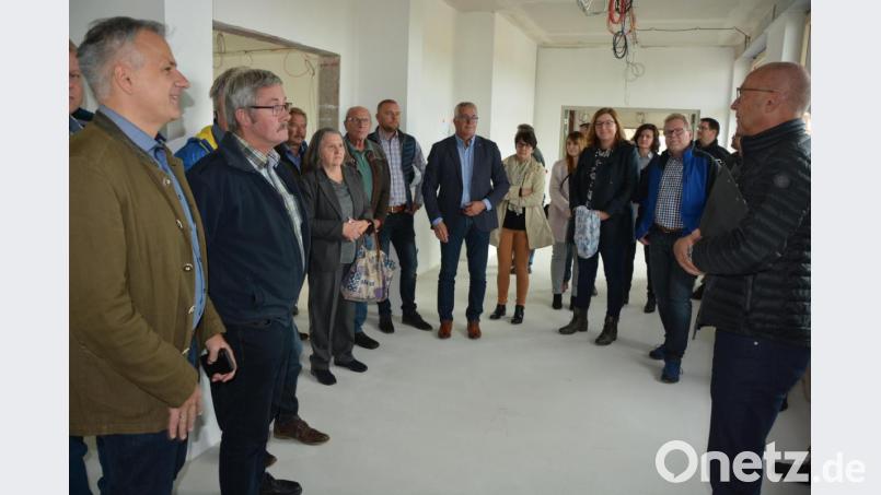 Da staunten die Stadträte bei ihrer „Kirwa-Tour“, als sie Station an der Grundschule machten. Das Erdgeschoss ist eine reine Baustelle. Viele Gewerke verspäteten sich. Der Umzug musste nochmals verschoben werden, informierte Architekt Armin Juretzka (rechts). Bild: jr