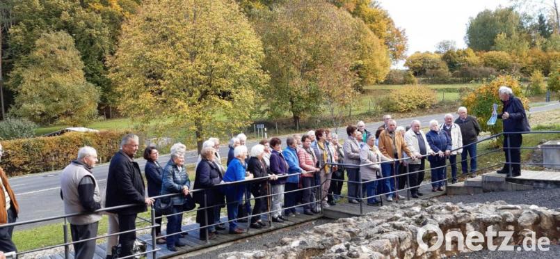 Der Ermhofer Ortsheimatpfleger Walter Schraml (rechts) erläutert den Gästen aus Freihung die Geschichte von St. Martin in Ermhof. Bild: rab