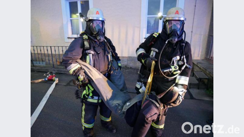 Der Atemschutztrupp übergibt den geretteten "Inhaftierten" an die Polizeibeamten. Bild: hmr