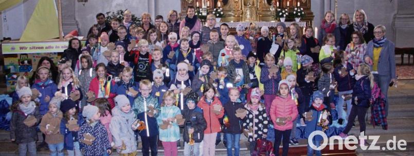 Um die Arche versammelten sich 80 Kinder. Der Kindergottesdienst in der Wallfahrtskirche bildete den Abschluss des Kinderbibeltages in der Pfarreiengemeinschaft. Bild: wro