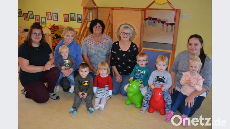 Die Mitarbeiterinnen der Kinderkrippe in St. Hedwig freuen sich auf die Feier zum 10-jährigen Bestehen. Tag der offenen Türe ist am Sonntag, 27. Oktober. Im Bild die Mitarbeiterinnen (von links) mit Andrea Schneider, Hana Schwartling, Kindergartenleiterin Regina Schiffmann, Wilhelmine Triebe und Maria Schiffmann. Bild: jr