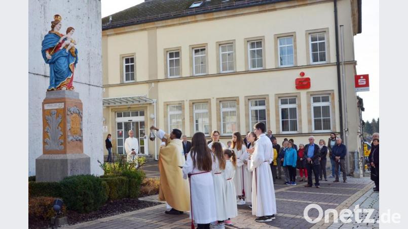 Pfarrer Augustin Lobo segnet das renovierte &quot;Frauenbild&quot; vor der Pfarrkirche. Bild: ü