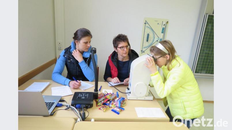 Michaela Siegler und Petra Schindler (von links) prüften die Sehschärfe der Fünftklässler. Bild: jzk