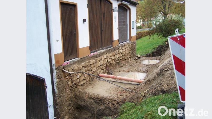 Die Fundamente am Feuerwehrhaus sind gegossen. Gut zu sehen ist jetzt die Natursteinmauer des Kellergeschoßes. Bild: rrd