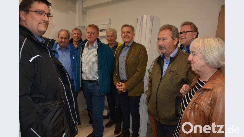 Rund 400000 Euro investiert die Stadt in den neuen Serverraum der Mittelschule. Elektroplaner Matthias Schmidt (links) erläutert den Baufortschritt. Bild: jr