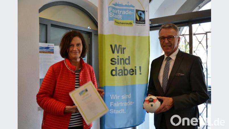 Tirschenreuth darf den Status Fair-Trade-Stadt behalten. Doris Schön, Fair-Trade-Beauftrage, und Bürgermeister Franz Stahl freuen sich über die Rezertifizierung. Bild: szl