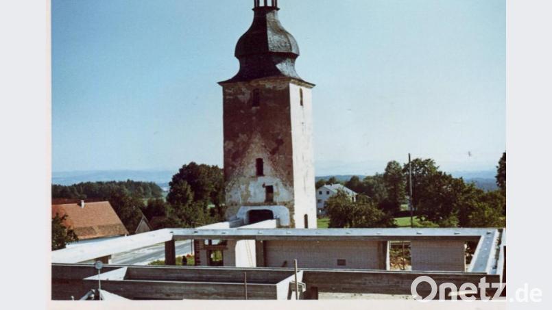 Nur der Turm durfte stehen bleiben. Ein Bild aus dem Jahr 1969: Die neue Pfarrkirche entsteht.
Aufnahe: Pfarrer Josef Lobinger Bild: schß