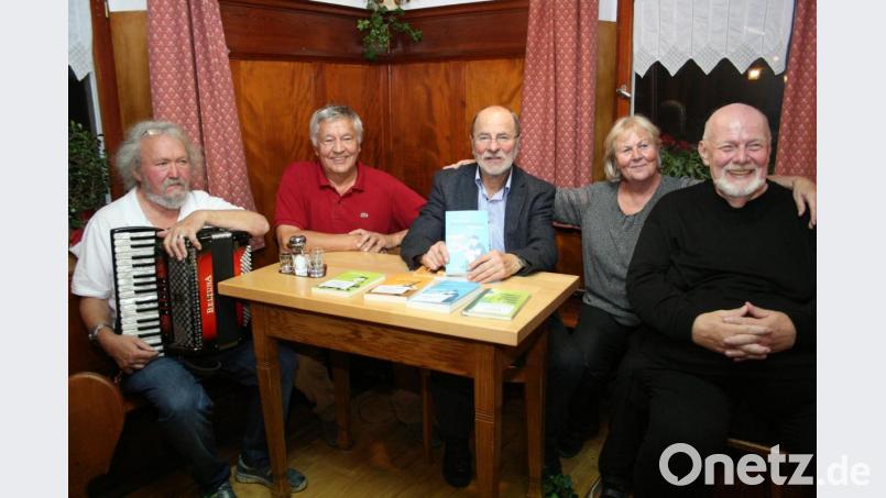 Die neunte Autorenlesung der Grenzlandschreiber gestalteten (von links) Musiker Walter Pilsak, Gastgeber Dieter Schraml, Kulturpreisträger Friedrich Brandl, Wirtin Silvia Schraml sowie Moderator und Initiator Hans Günter Lauth. Bild: roh