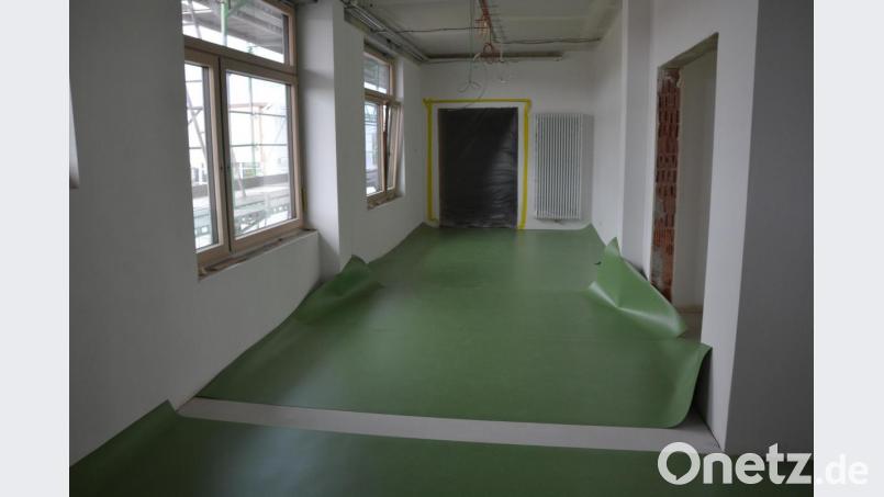 Der Bodenbelag im Obergeschoss der Grundschule ist schon mal ausgelegt. Bild: jr