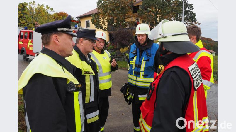 Begleitet von den Führungskräften des Landkreises Amberg-Sulzbach erläuterte Kommandant Richard Trummer (Dritter von links, FFW Zant) die Einsatzlage. Bild: exb
