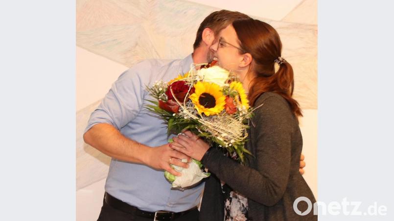 Küsschen und Blumen vom frischgebackenen Bürgermeisterkandidaten für Gattin Lisa Neumeier. Bild: Thomas Dobler